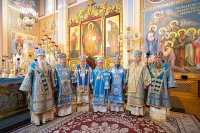 6-В праздник чудотворной Феодоровской иконы Божией Матери архиепископ Усть-Каменогорский и Семипалатинский Амфилохий сослужил митрополиту Александру за Литургией в Вознесенском соборе Алма-Аты