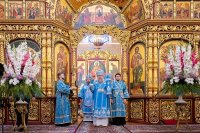 9-В праздник чудотворной Феодоровской иконы Божией Матери архиепископ Усть-Каменогорский и Семипалатинский Амфилохий сослужил митрополиту Александру за Литургией в Вознесенском соборе Алма-Аты