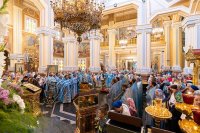 10-В праздник чудотворной Феодоровской иконы Божией Матери архиепископ Усть-Каменогорский и Семипалатинский Амфилохий сослужил митрополиту Александру за Литургией в Вознесенском соборе Алма-Аты