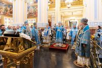 11-В праздник чудотворной Феодоровской иконы Божией Матери архиепископ Усть-Каменогорский и Семипалатинский Амфилохий сослужил митрополиту Александру за Литургией в Вознесенском соборе Алма-Аты