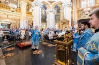 13-В праздник чудотворной Феодоровской иконы Божией Матери архиепископ Усть-Каменогорский и Семипалатинский Амфилохий сослужил митрополиту Александру за Литургией в Вознесенском соборе Алма-Аты