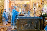 15-В праздник чудотворной Феодоровской иконы Божией Матери архиепископ Усть-Каменогорский и Семипалатинский Амфилохий сослужил митрополиту Александру за Литургией в Вознесенском соборе Алма-Аты