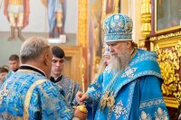 18-В праздник чудотворной Феодоровской иконы Божией Матери архиепископ Усть-Каменогорский и Семипалатинский Амфилохий сослужил митрополиту Александру за Литургией в Вознесенском соборе Алма-Аты