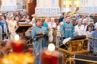 19-В праздник чудотворной Феодоровской иконы Божией Матери архиепископ Усть-Каменогорский и Семипалатинский Амфилохий сослужил митрополиту Александру за Литургией в Вознесенском соборе Алма-Аты