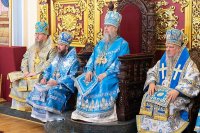 20-В праздник чудотворной Феодоровской иконы Божией Матери архиепископ Усть-Каменогорский и Семипалатинский Амфилохий сослужил митрополиту Александру за Литургией в Вознесенском соборе Алма-Аты