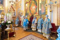 21-В праздник чудотворной Феодоровской иконы Божией Матери архиепископ Усть-Каменогорский и Семипалатинский Амфилохий сослужил митрополиту Александру за Литургией в Вознесенском соборе Алма-Аты