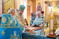 24-В праздник чудотворной Феодоровской иконы Божией Матери архиепископ Усть-Каменогорский и Семипалатинский Амфилохий сослужил митрополиту Александру за Литургией в Вознесенском соборе Алма-Аты