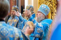 25-В праздник чудотворной Феодоровской иконы Божией Матери архиепископ Усть-Каменогорский и Семипалатинский Амфилохий сослужил митрополиту Александру за Литургией в Вознесенском соборе Алма-Аты