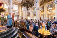 31-В праздник чудотворной Феодоровской иконы Божией Матери архиепископ Усть-Каменогорский и Семипалатинский Амфилохий сослужил митрополиту Александру за Литургией в Вознесенском соборе Алма-Аты