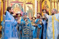 32-В праздник чудотворной Феодоровской иконы Божией Матери архиепископ Усть-Каменогорский и Семипалатинский Амфилохий сослужил митрополиту Александру за Литургией в Вознесенском соборе Алма-Аты