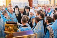 34-В праздник чудотворной Феодоровской иконы Божией Матери архиепископ Усть-Каменогорский и Семипалатинский Амфилохий сослужил митрополиту Александру за Литургией в Вознесенском соборе Алма-Аты