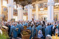 35-В праздник чудотворной Феодоровской иконы Божией Матери архиепископ Усть-Каменогорский и Семипалатинский Амфилохий сослужил митрополиту Александру за Литургией в Вознесенском соборе Алма-Аты