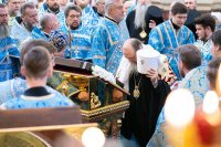 36-В праздник чудотворной Феодоровской иконы Божией Матери архиепископ Усть-Каменогорский и Семипалатинский Амфилохий сослужил митрополиту Александру за Литургией в Вознесенском соборе Алма-Аты