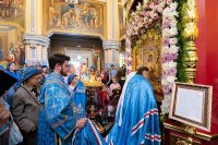 37-В праздник чудотворной Феодоровской иконы Божией Матери архиепископ Усть-Каменогорский и Семипалатинский Амфилохий сослужил митрополиту Александру за Литургией в Вознесенском соборе Алма-Аты