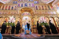 38-В праздник чудотворной Феодоровской иконы Божией Матери архиепископ Усть-Каменогорский и Семипалатинский Амфилохий сослужил митрополиту Александру за Литургией в Вознесенском соборе Алма-Аты