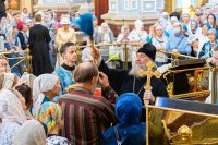 43-В праздник чудотворной Феодоровской иконы Божией Матери архиепископ Усть-Каменогорский и Семипалатинский Амфилохий сослужил митрополиту Александру за Литургией в Вознесенском соборе Алма-Аты