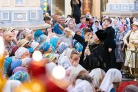 44-В праздник чудотворной Феодоровской иконы Божией Матери архиепископ Усть-Каменогорский и Семипалатинский Амфилохий сослужил митрополиту Александру за Литургией в Вознесенском соборе Алма-Аты