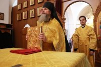 5-В воскресный день архиепископ Амфилохий совершил Божественную Литургию в Андреевском кафедральном соборе 
