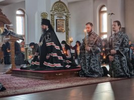 Архиепископ Амфилохий совершил великое повечерие с чтением второй части Великого покаянного канона преподобного Андрея Критского