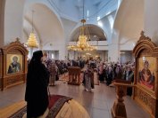 38-В пятое воскресение Святой Четыредесятницы архиепископ Амфилохий возглавил служение Божественной Литургии в главном храме Восточного Казахстана