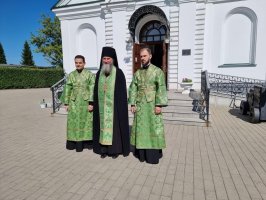 Накануне праздника святой Пятидесятницы архиепископ Амфилохий возглавил Всенощное бдение в Троицком соборе города Усть-Каменогорска