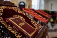2-Архиепископ Амфилохий сослужил митрополиту Екатеринбургскому и Верхотурскому Евгению, главе Екатеринбургской митрополии