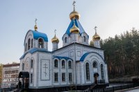 3-Архиепископ Амфилохий сослужил митрополиту Екатеринбургскому и Верхотурскому Евгению, главе Екатеринбургской митрополии