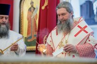 6-Архиепископ Амфилохий сослужил митрополиту Екатеринбургскому и Верхотурскому Евгению, главе Екатеринбургской митрополии