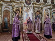 12-Архиепископ Амфилохий совершил Божественную Литургию в кафедральном соборе в честь Воскресения Христова города Семипалатинска