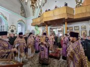 11-Архиепископ Амфилохий совершил Божественную Литургию святителя Василия Великого в соборе в честь Воскресения Христова города Семипалатинска