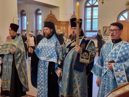 Вечернее богослужение в кафедральном соборе накануне двунадесятого праздника Сретения Господа Бога и Спаса нашего Иисуса Христа