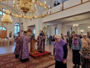 8-Архиепископ Амфилохий совершил Божественную Литургию и панихиду в Андреевском кафедральном соборе