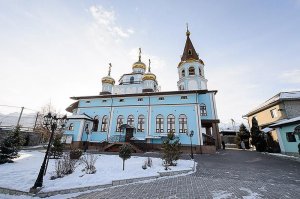 В мясопустную родительскую субботу архиепископ Усть-Каменогорский и Семипалатинский Амфилохий сослужил митрополиту Александру за Божественной Литургией в Петропавловском храме Алматы.