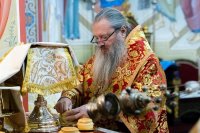4-В мясопустную родительскую субботу архиепископ Усть-Каменогорский и Семипалатинский Амфилохий сослужил митрополиту Александру за Божественной Литургией в Петропавловском храме Алматы.