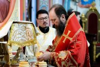 7-В мясопустную родительскую субботу архиепископ Усть-Каменогорский и Семипалатинский Амфилохий сослужил митрополиту Александру за Божественной Литургией в Петропавловском храме Алматы.