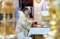 8-В мясопустную родительскую субботу архиепископ Усть-Каменогорский и Семипалатинский Амфилохий сослужил митрополиту Александру за Божественной Литургией в Петропавловском храме Алматы.
