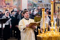 11-В мясопустную родительскую субботу архиепископ Усть-Каменогорский и Семипалатинский Амфилохий сослужил митрополиту Александру за Божественной Литургией в Петропавловском храме Алматы.