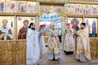 27-В мясопустную родительскую субботу архиепископ Усть-Каменогорский и Семипалатинский Амфилохий сослужил митрополиту Александру за Божественной Литургией в Петропавловском храме Алматы.