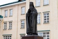 1-Участники торжеств, посвященных 25-летию обретения мощей преподобного Севастиана Карагандинского, возложили цветы к памятнику святому старцу
