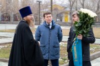 2-Участники торжеств, посвященных 25-летию обретения мощей преподобного Севастиана Карагандинского, возложили цветы к памятнику святому старцу