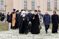 3-Участники торжеств, посвященных 25-летию обретения мощей преподобного Севастиана Карагандинского, возложили цветы к памятнику святому старцу