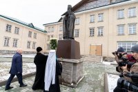 4-Участники торжеств, посвященных 25-летию обретения мощей преподобного Севастиана Карагандинского, возложили цветы к памятнику святому старцу