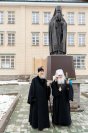5-Участники торжеств, посвященных 25-летию обретения мощей преподобного Севастиана Карагандинского, возложили цветы к памятнику святому старцу