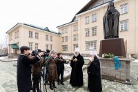 6-Участники торжеств, посвященных 25-летию обретения мощей преподобного Севастиана Карагандинского, возложили цветы к памятнику святому старцу