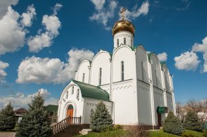 Перенесение мощей святителя Николая Чудотворца из Мир Ликийских в город Бари. Управляющий Усть-Каменогорской и Семипалатинской епархией сослужил митрополиту Александру в Гаврииловском храме города Талдыкоргана