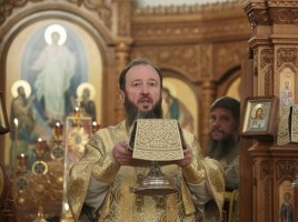 В Неделю пред Воздвижением Креста Господня архиепископ Амфилохий совершил Божественную Литургию в Андреевском кафедральном соборе