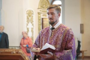 Архиепископ Амфилохий совершил Чин воздвижения Креста Господня в Андреевском кафедральном соборе 
