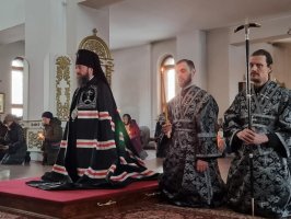 В Андреевском кафедральном соборе было совершено вечернее богослужение с чтением первой части Великого покаянного канона преподобного Андрея Критского