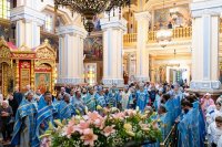 10-В праздник чудотворной Феодоровской иконы Божией Матери Управляющий Усть-Каменогорской и Семипалатинской епархией сослужил митрополиту Александру за Божественной Литургией в Вознесенском соборе Алматы