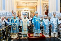 19-В праздник чудотворной Феодоровской иконы Божией Матери Управляющий Усть-Каменогорской и Семипалатинской епархией сослужил митрополиту Александру за Божественной Литургией в Вознесенском соборе Алматы